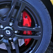 Мощный тормозной механизм Brembo